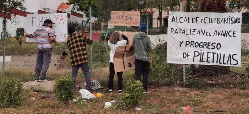 Vecinos colocando las pancartas y carteles este sábado/TA.